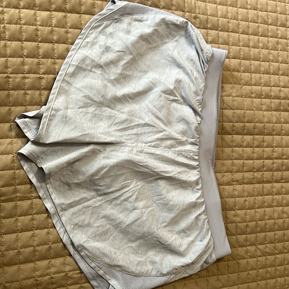 Like new under armour women’s shorts size medium